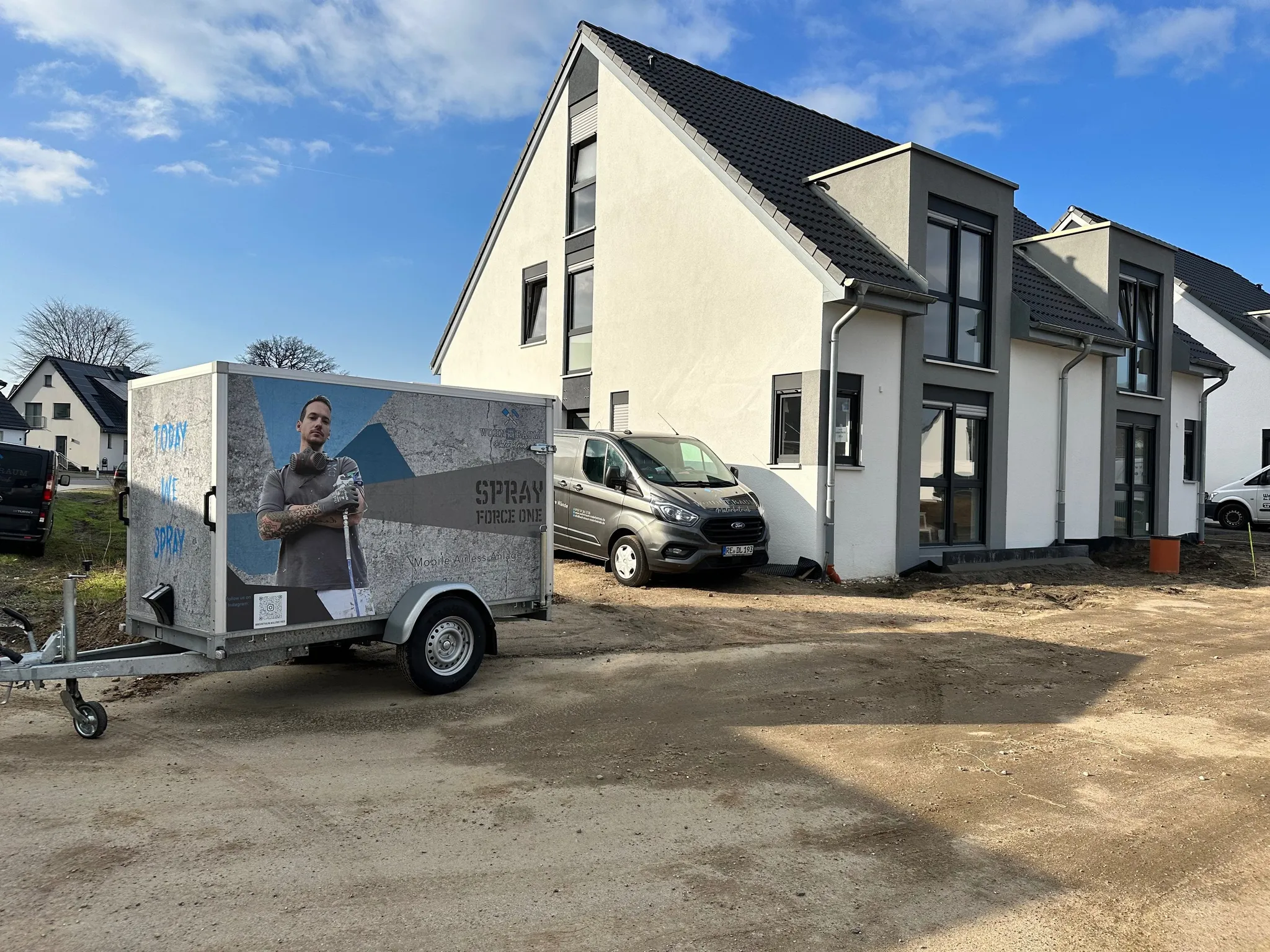 Fertig renovierter Wohnraum mit hochwertiger Wandgestaltung